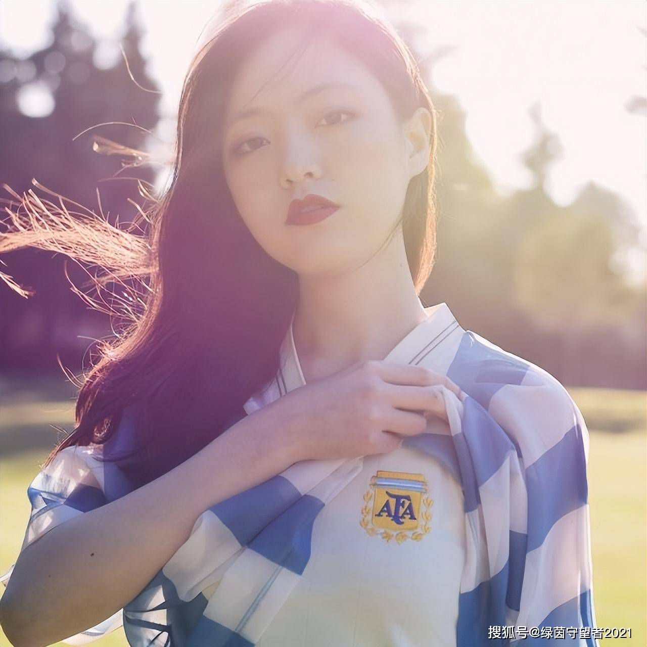 为了达到极致的视觉效果，电影《吹哨人》更是携手好莱坞顶级制作团队，远赴澳洲、非洲取景拍摄